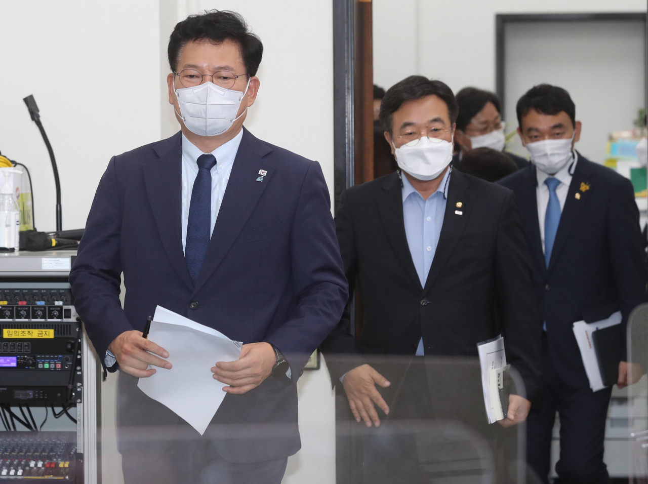 송영길 더불어민주당 대표와 윤호중 원내대표 등 지도부가 23일 오전 여의도 국회에서 열린 최고위원회의에 참석하고 있다. [연합]