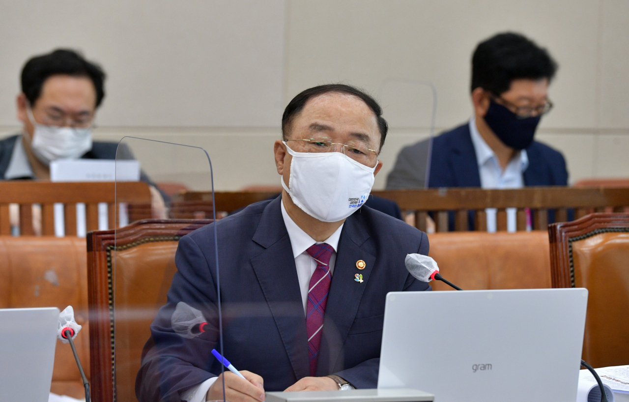 홍남기 경제부총리 겸 기획재정부 장관이 23일 국회에서 열린 기획재정위원회 전체회의에 출석, 답변하고 있다. [연합]
