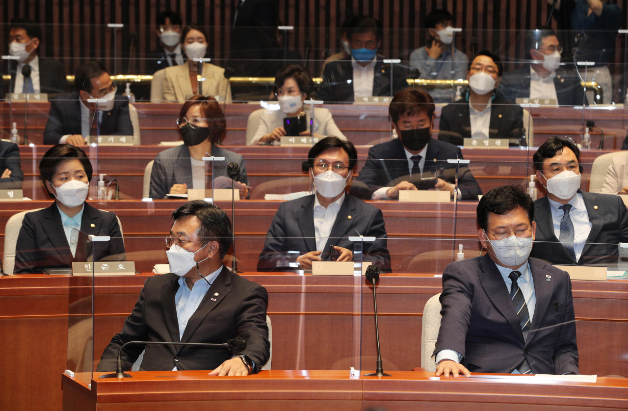 송영길 더불어민주당 대표와 윤호중 원내대표를 비롯한 의원들이 지난 22일 오전 서울 여의도 국회에서 열린 의원총회에서 발언을 듣고 있다. [연합]