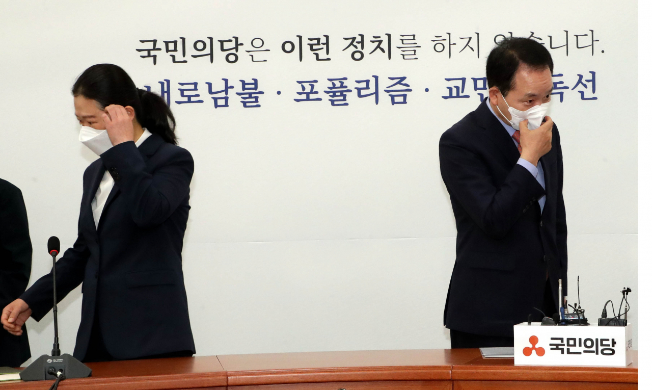 국민의힘-국민의당 합당 관련 실무협상단 회의에서 국민의힘 성일종 단장(오른쪽)과 국민의당 권은희 단장이 자리에 앉고 있다. [연합]