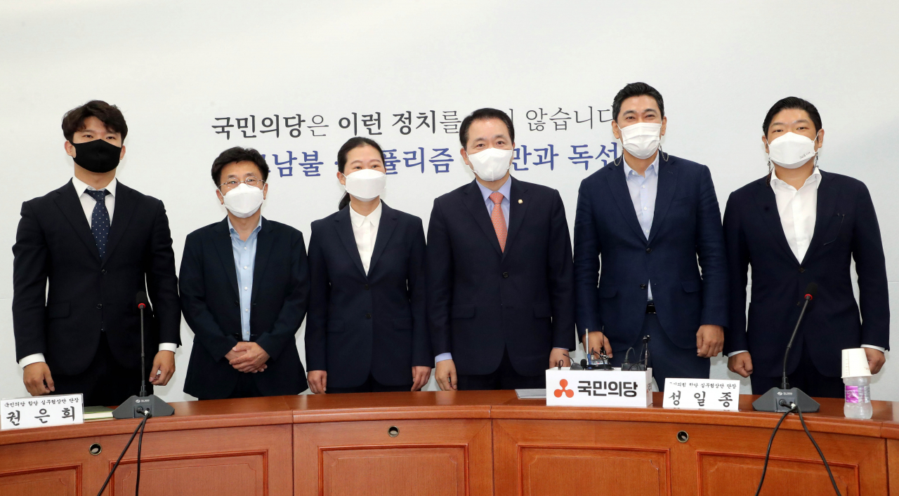 지난 22일 오전 서울 여의도 국회에서 열린 국민의힘-국민의당 합당 관련 실무협상단 회의에서 국민의힘 성일종 단장(오른쪽 세번째)과 국민의당 권은희 단장(오른쪽 네번째) 등 참석자들이 기념촬영하고 있다. [연합]