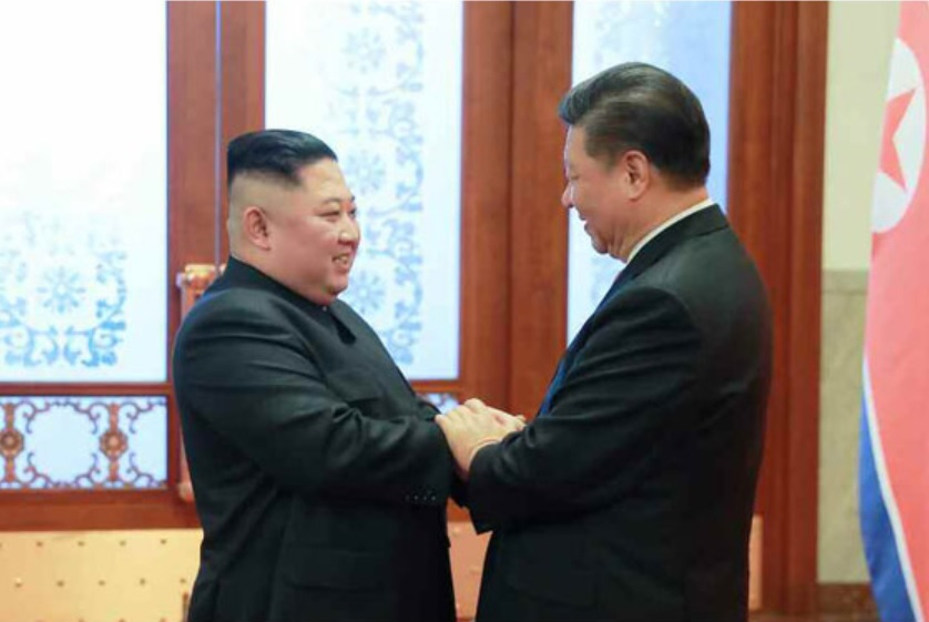북한은 최근 노동당 전원회의를 통해 국제정세 분석과 대응방향을 정리한 이후 중국과는 적극적인 연대 강화를 펼치는 반면 미국과는 향후 본격적인 대화나 대결을 앞두고 신경전을 벌이는 양상이다. 김정은 국무위원장과 시진핑 국가주석의 북중정상회담 모습. [헤럴드DB]