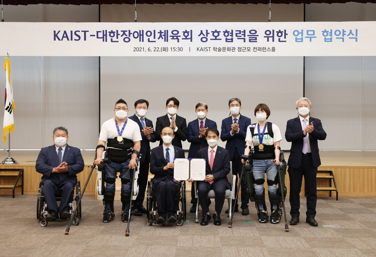 KAIST는 22일 오후 대전 본원 정근모콘퍼런스홀에서 장애인 로봇체육 활성화를 위한 업무 협약을 체결했다. 앞줄 좌측 두 번째부터 김병욱 선수, 정진완 대한장애인체육회 회장, 이광형 KAIST 총장, 이주현 선수.[KAIST 제공]