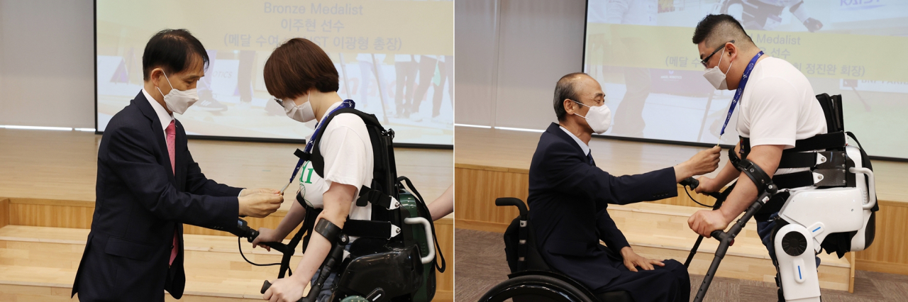 KAIST와 대한장애인체육회 MOU 체결식에서는 지난해 사이배슬론 국제대회 입상자들에 대한 메달 수여식도 함께 진행됐다. 왼쪽은 이주현 선수에게 동메달을 수여하는 이광형 KAIST 총장. 오른쪽 김병욱 선수에게 금메달을 수여하는 정진완 대한장애인체육회장.[KAIST 제공]