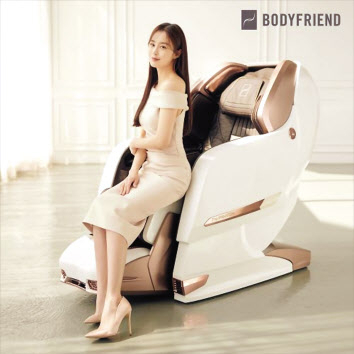 바디프랜드의 매트리스 브랜드에 이어 안마의자까지 모델을 겸하게 된 김태희. [바디프랜드 제공]