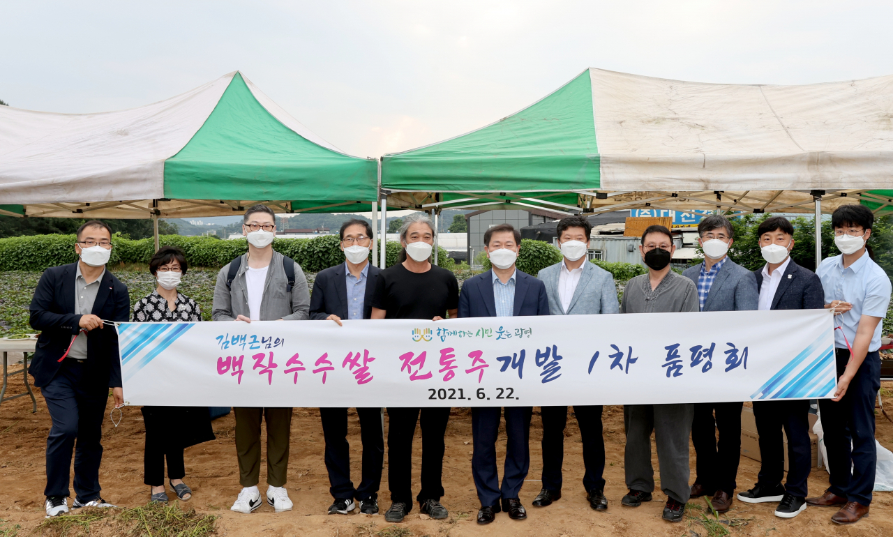 박승원 광명시장이 백작수수쌀 전통주개발 품평회에 참석했다.[광명시 제공]