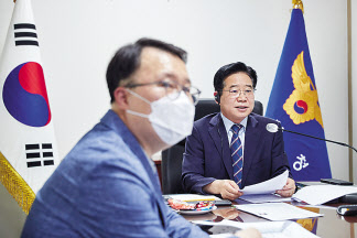 김창룡(오른쪽) 경찰청장이 지난 22일 온라인으로 진행된 ‘펄스 인 폴리싱’ 국제회의에서 발언하고 있는 모습. [경찰청 제공]