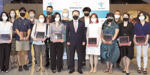 전시회 시작에 앞서 박성호 하나은행장(사진 앞줄 왼쪽 다섯번째)이 이번 전시회에 참여한 작가들과 함께 기념촬영을 하고 있다. [하나은행 제공]