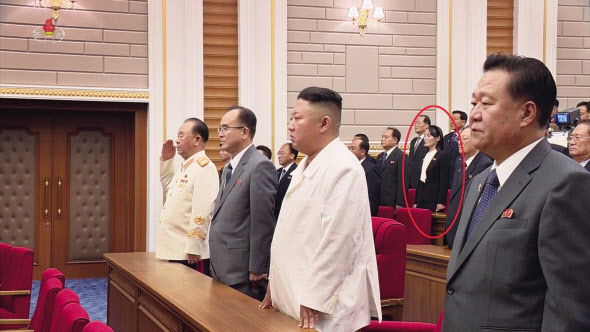 김정은 북한 국무위원장이 노동당 전원회의를 마친 뒤 당 중앙위원회 간부들과 국무위원회 연주단 공연을 관람했다고 조선중앙TV가 22일 보도했다. 이날 공연에는 김여정 당 선전선동부 부부장(붉은 원)도 참석했으며, 김 위원장 왼쪽 뒤편에 자리했다. 조선중앙TV 화면이다. [연합]