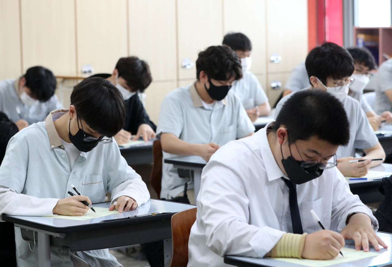 2022학년도 대학수학능력시험 6월 모의평가가 치러지난 지난 3일 강원 춘천시 성수고등학교에서 3학년 학생들이 답안지에 인적사항을 적고 있다. [연합]