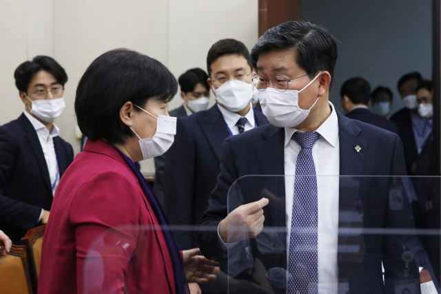 서영교(왼쪽) 국회 행정안전위원회 위원장이 지난 22일 서울 여의도 국회에서 공휴일에 관한 법률안 처리와 관련해 열린 행안위 전체회의에서 전해철 행정안전부 장관과 논의하고 있다. [연합]
