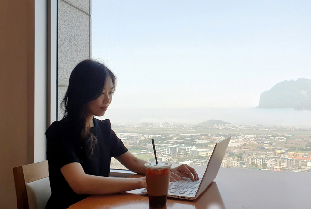 롯데멤버스 직원이 ‘워케이션(Workcation)’ 프로그램의 일환으로, 회사에서 제공한 제주 호텔에서 근무를 하고 있다. [롯데멤버스 제공]