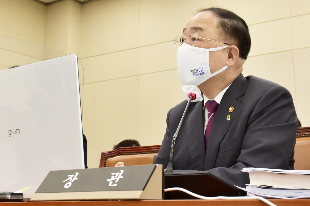 홍남기 경제부총리 겸 기획재정부 장관이 23일 국회에서 열린 기획재정위원회 전체회의에 출석, 답변하고 있다. 연합뉴스