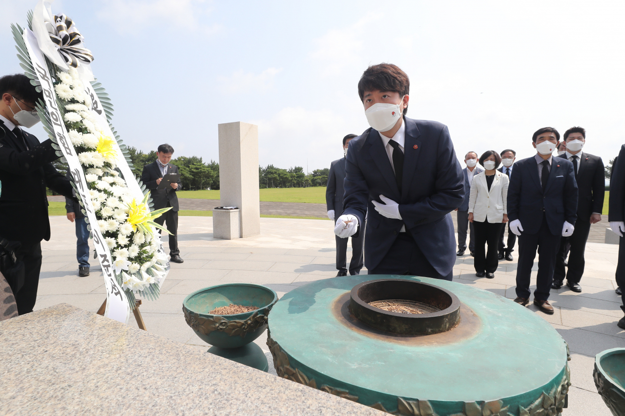 이준석 국민의힘 대표가 23일 오전 제주시 봉개동 4·3평화공원을 찾아 제단에 분향·헌화하고 있다. [연합]