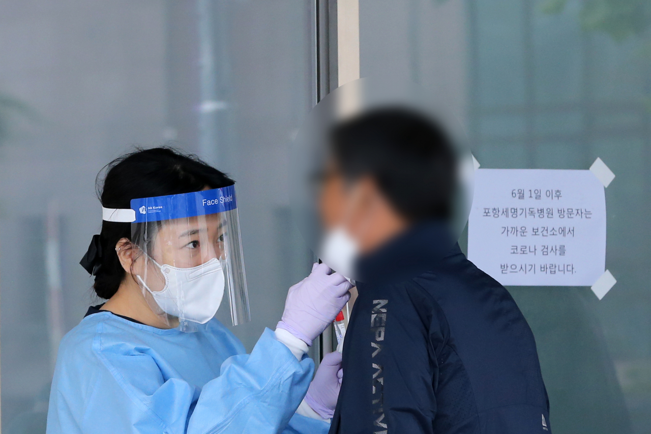 23일 경북 포항 세명기독병원에서 병원 관계자가 입원 예정 환자 등을 대상으로 코로나19 검사를 하고 있다. [연합]