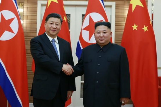 2019년 6월 평양을 방문한 시진핑 중국 국가주석과 김정은 북한 국무위원장이 정상회담에서 악수를 나누고 있다. [헤럴드DB]