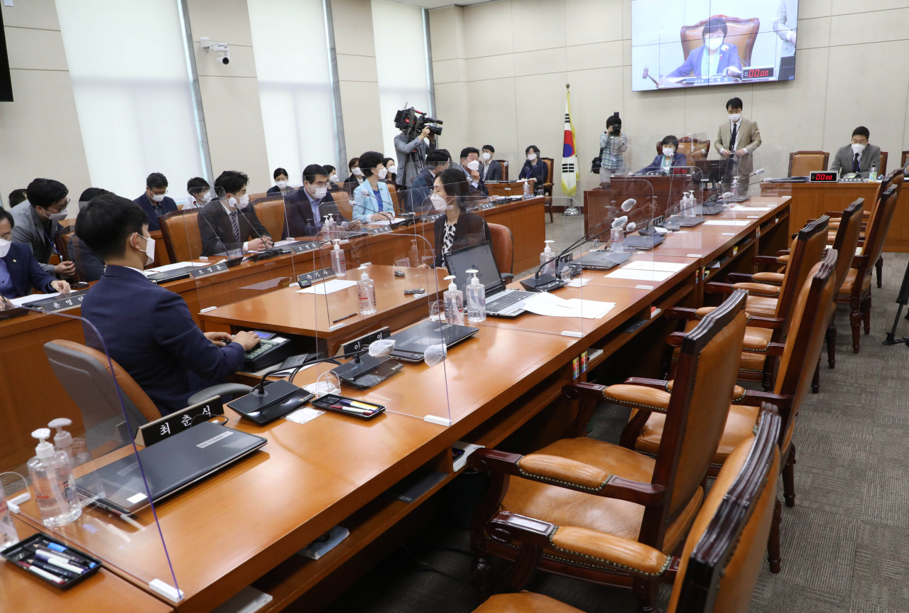 서영교 국회 행정안전위원장이 23일 서울 여의도 국회에서 열린 행정안전위원회 전체회의에서 국민의힘 의원들이 퇴장한 가운데 대체공휴일 전면 확대 관련 법안 등을 가결하고 있다. [연합]