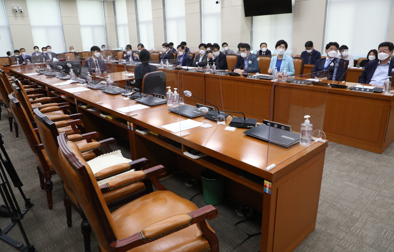 서영교 국회 행정안전위원장이 23일 서울 여의도 국회에서 열린 행정안전위원회 전체회의에서 국민의힘 의원들이 퇴장한 가운데 대체공휴일 전면확대 관련 법안 등을 가결하고 있다. [연합]