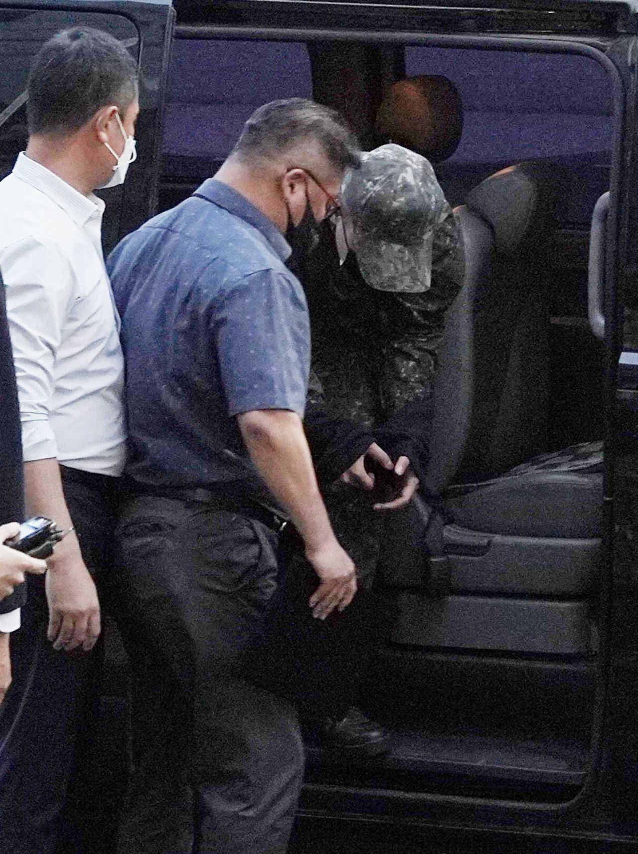 군사경찰이 초동 수사 과정에서 공군 여성 부사관을 성추행한 장모 중사가 피해자에게 보낸 ‘용서 안 해주면 죽어버리겠다’는 협박성 메시지를 사과로 인식해 불구속 입건했던 것으로 드러났다. 장 중사가 지난 2일 구속영장실질심사를 받기 위해 국방부 보통군사법원으로 압송되는 모습. [연합]