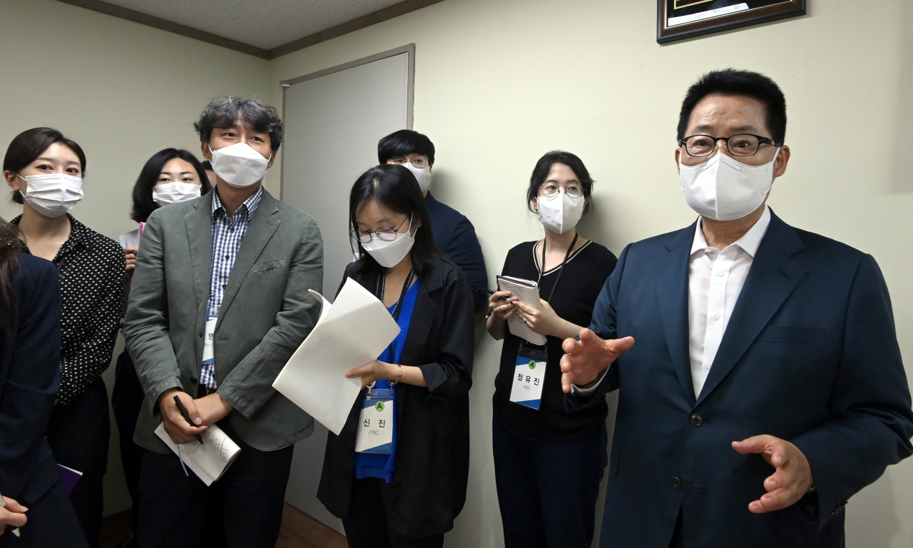 박지원 국가정보원장이 23일 경기 시흥에 소재한 북한이탈주민보호센터 내에 있는 조사실에서 기자단에게 시설현황 등에 대해 설명하고 있다. [헤럴드DB]