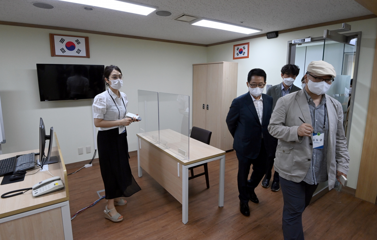 박지원 국가정보원장이 23일 경기 시흥에 소재한 북한이탈주민보호센터 내 조사실을 기자단과 함께 둘러보고 있다. [연합]