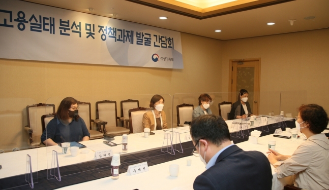 김경선 여성가족부 차관이 지난 23일 오후 정부서울청사에서 '제6차 여성 고용실태 분석 및 정책과제 발굴 전문가 간담회'를 열고, 코로나19 전후 비정규직 여성 근로자 변화와 근로여건 개선 방안에 대해 논의했다. [여성가족부]