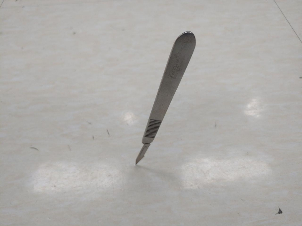 부산대 병원 한 의사가 수술실에서 수술용 칼을 던져 바닥에 꽂힌 모습. [부산대병원 노조 제공]