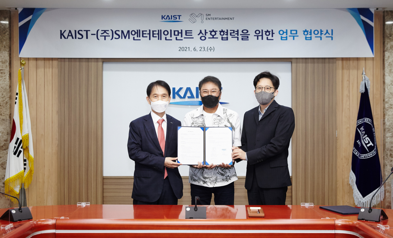 KAIST와 SM엔터테인먼트는 23일 메타버스 연구를 위한 업무협약을 KAIST 대전 본원에서 체결했다. 왼쪽부터 이광형 KAIST 총장, 이수만 SM엔터테인먼트 총괄 프로듀서, 이성수 SM엔터테인먼트 공동대표. [KAIST 제공]