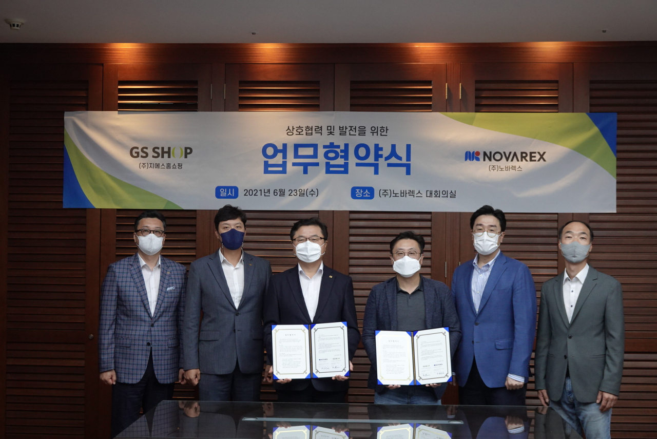 GS샵은 노바렉스와 손잡고 건강기능식품 자체브랜드(PB)인 ‘심플바이오’ 개발에 착수했다. 좌측부터 노바렉스 김재승 마케팅이사, 황승현 영업이사, 권규태 영업전무, GS샵 우재원 홈쇼핑사업부장(전무), 김훈상 상품개발사업부분장(상무), 전철민 HLB사업부문장(상무).[GS샵 제공]
