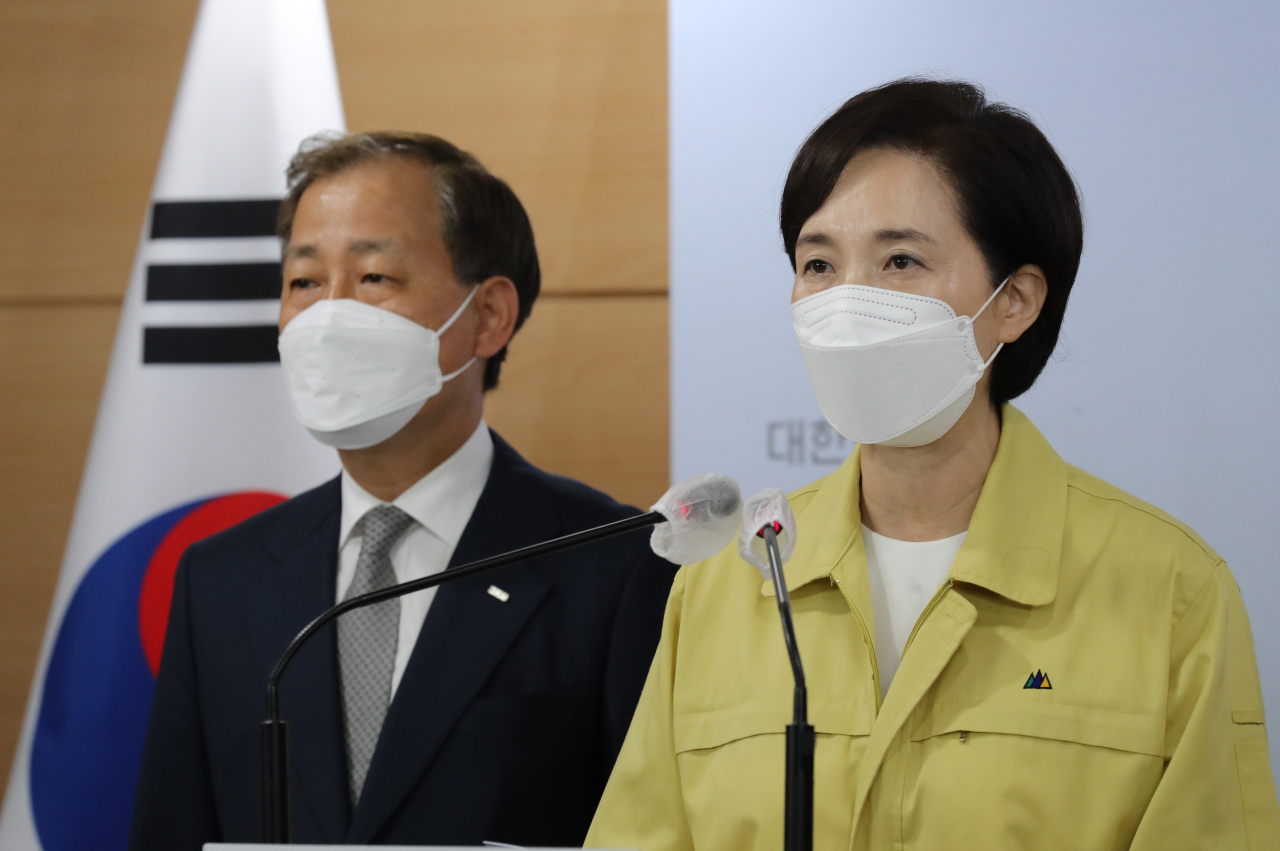 유은혜 사회부총리 겸 교육부 장관이 24일 정부서울청사에서 백신 접종 상황에 연계해 학내 대면활동을 단계적으로 확대하는 방안을 발표하고 있다. [연합]