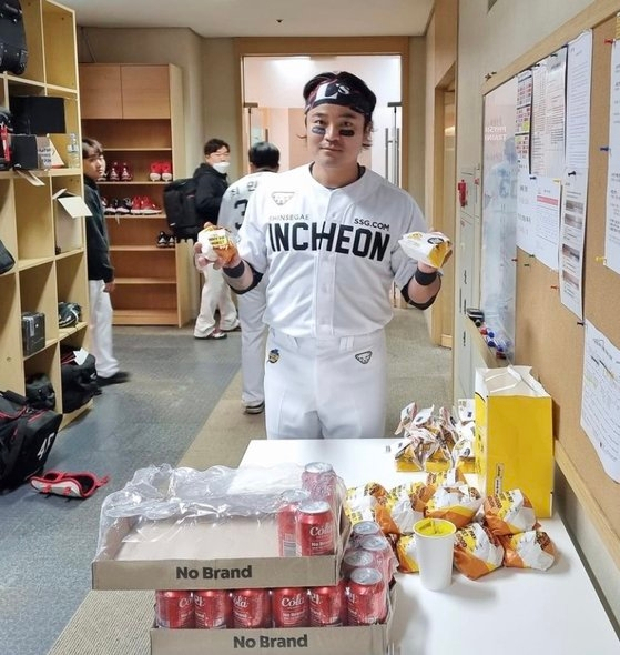 SSG랜더스 추신수 선수가 노브랜드 버거를 들어 보이고 있다. [신세계푸드 제공]