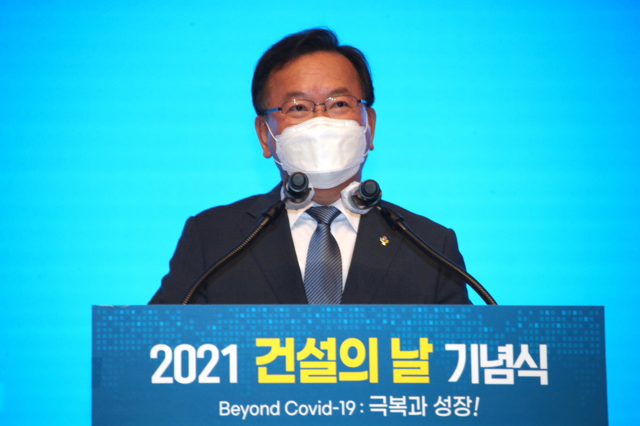 김부겸 국무총리가 24일 서울 강남구 건설회관에서 열린 건설의 날 기념식에 참석해 축사하고 있다. [연합]