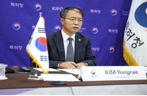 김용래 특허청장이 지난 23일 정부대전청사에서 화상으로 개최된 IP5청장회의에서 회의 의제를 발표하고 있다.