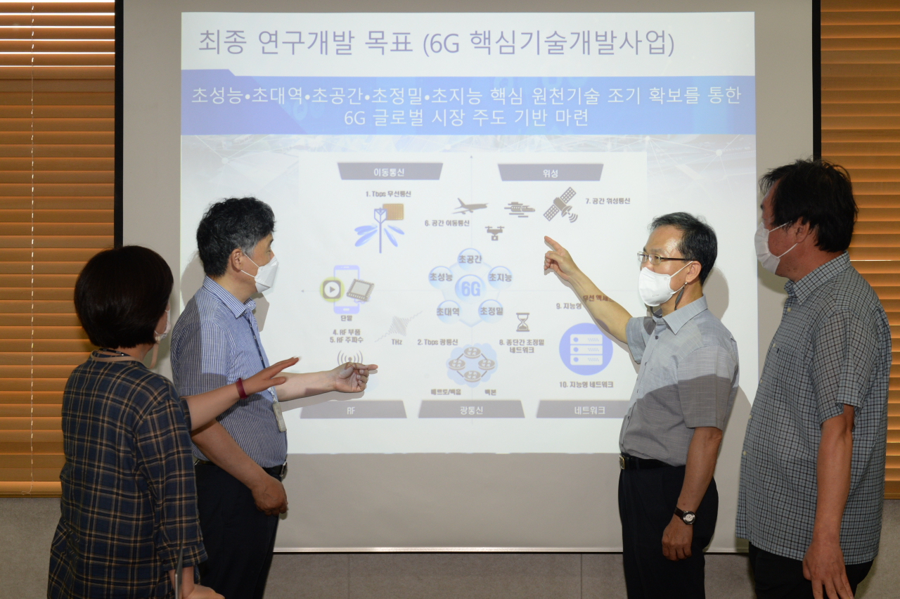 ETRI 연구진이 6G 연구개발 방향을 논의하고 있는 모습.[ETRI 제공]
