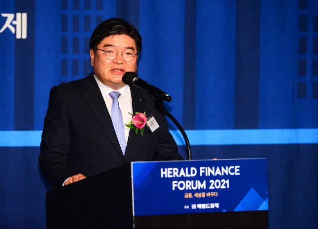 ‘금융, 세상을 바꾸다’를 주제로 열린 ‘헤럴드금융포럼 2021’이 24일 오전 서울 중구 더 플라자호텔에서 열린 가운데 김용진 국민연금공단 이사장이 세션1에서 ‘K-ESG의 새로운 길’을 주제로 기조연설을 하고 있다.