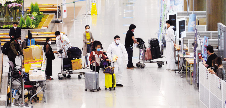 전 세계 유행인 ‘델타 변이’ 바이러스로 인해 가까스로 억누른 확산세가 언제든 다시 거세질수 있다는 우려가 나오는 가운데 지난 23일 오전 영종도 인천국제공항을 통해 입국한 외국인들이 이동하고 있다. 박해묵 기자