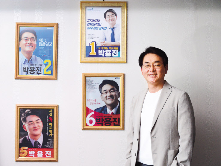 더불어민주당 대선주자 박용진 의원이 지난 22일 국회 의원회관에서 가진 헤럴드경제와의 인터뷰 중 자신의 지난 선거포스터 앞에서 활짝 웃고 있다. 박해묵 기자