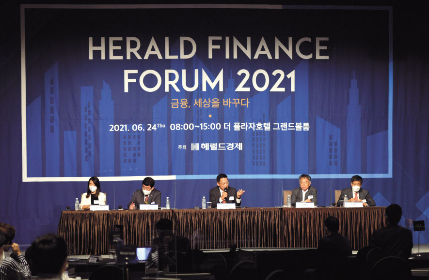 24일 열린 ‘헤럴드금융포럼 2021’에서 김대식 한양대학교 경영학 교수가 좌장을 맡아 세션1의 토론이 열린 가운데 왼쪽부터 이선경 대신경제연구소 ESG본부장, 윤창현 국민의힘 의원, 김대식 교수, 송재호 더불어민주당 의원, 이병윤 한국금융연구원 선임연구위원이 차례대로 발언하고 있다. 박해묵 기자.