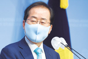 홍준표 전 자유한국당(국민의힘 전신) 대표가 지난달 10일 서울 여의도 국회 소통관에서 국민의힘에 복당을 신청하겠다고 밝히고 있다. [연합]