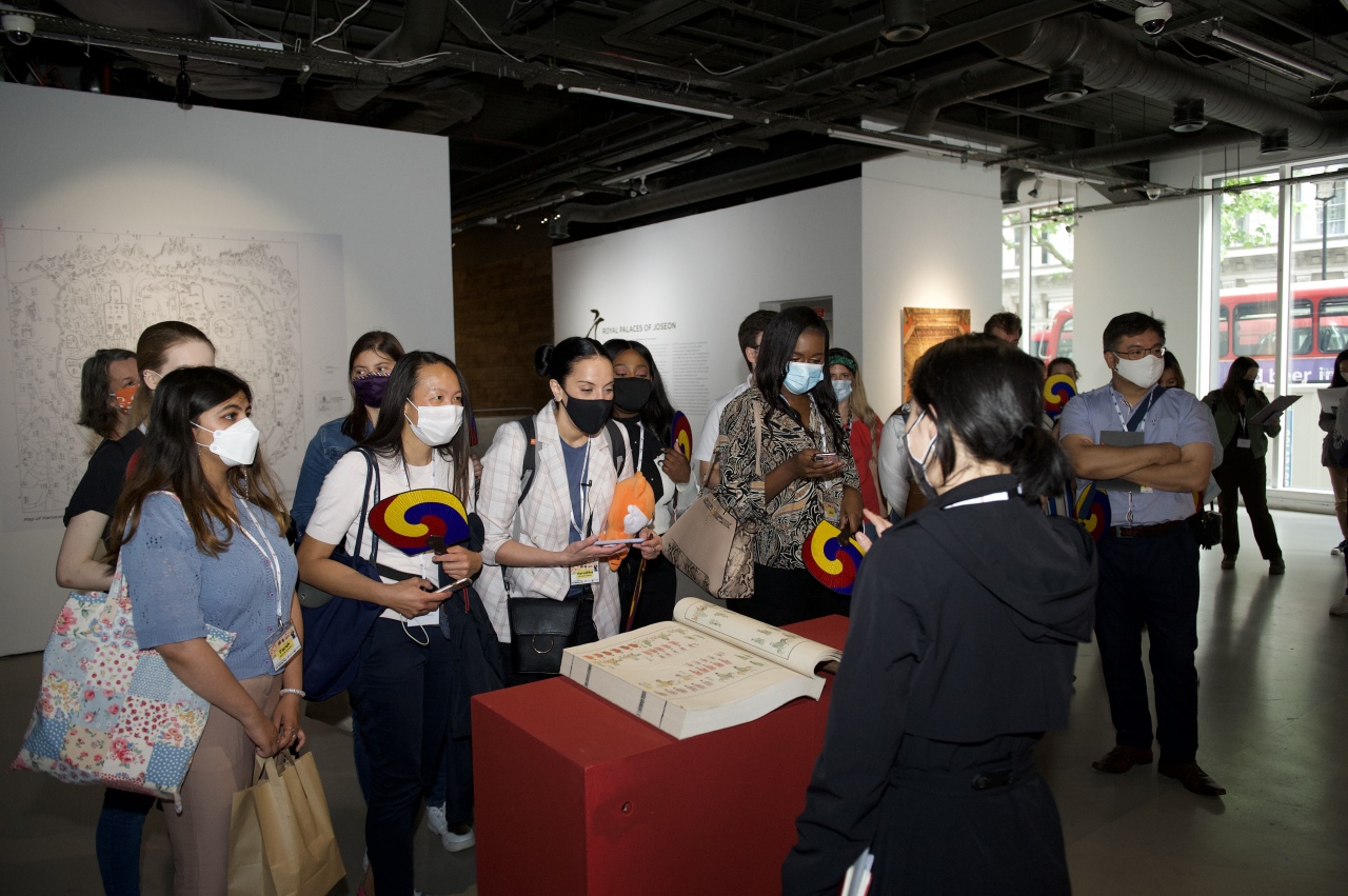 A “Where London Meets Korea” participant listens to the guide at the Korean Cultural Center UK. (Korea Tourism Organization)