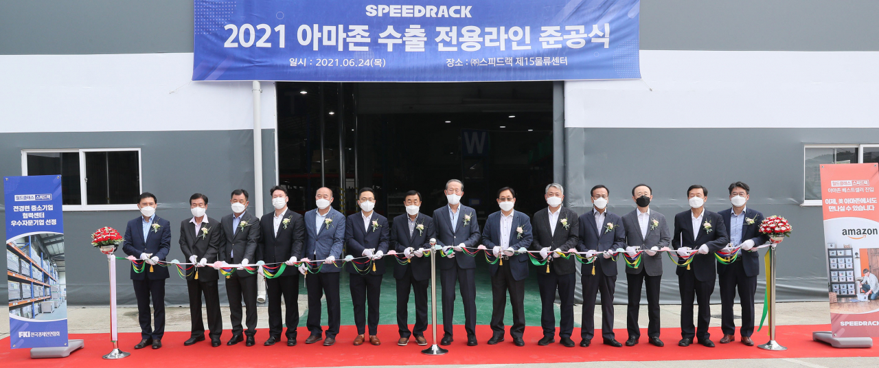 허창수 전경련 회장이 24일 경기도 김포시 소재 조립식 앵글 선반 제작업체인 (주)스피드랙 아마존 수출라인 준공식에 참석해 기념촬영을 하고 있다. 왼쪽 여섯번째 부터 민효기 스피드랙 대표, 민병오 스피드랙 회장, 허창수 전경련 회장, 이원순 전경련중소기업협력센터 경영자문단 위원장, 배상근 전경련 전무. [전경련 제공]