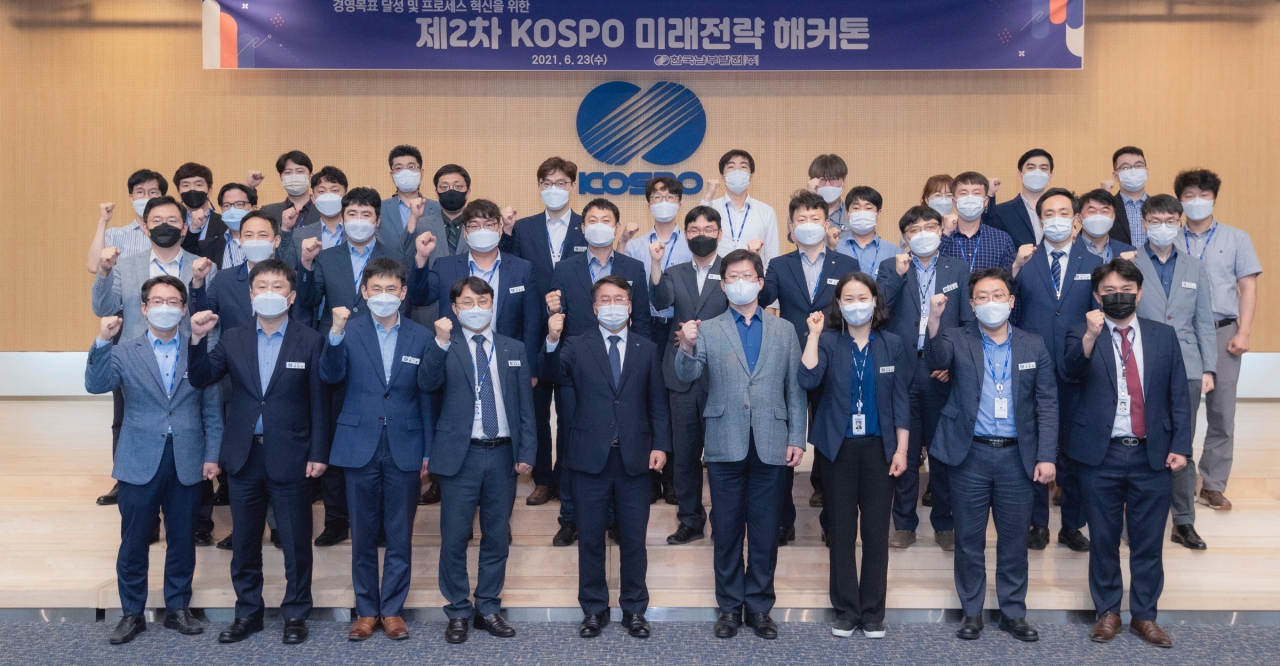 이승우 사장이 자사 임직원과 함께 23일 부산 본사 강당에서 경영목표 달성과 프로세스 혁신을 위한 해커톤을 진행했다. [남부발전 제공]