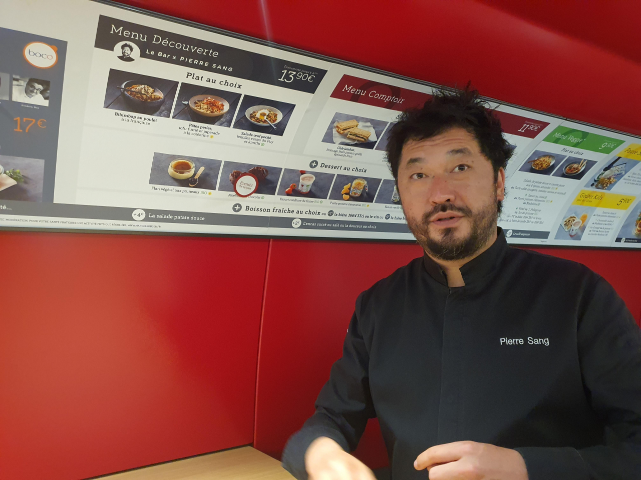 프랑스 철도공사(SNCF)가 운영하는 테제베(TGV) 식당칸에 비빔밥 등 한식 메뉴를 선보인 피에르 상 부아예 셰프가 22일(현지시간) 프랑스 TGV 식당칸에서 인터뷰하고 있다. 부아예 셰프는 한국에서 태어나 프랑스로 입양됐다.[연합]