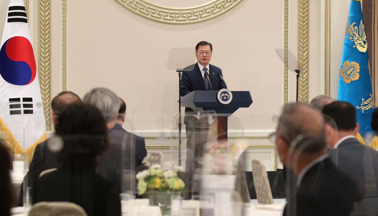 문재인 대통령이 24일 청와대에서 열린 국가유공자 및 보훈가족 초청 오찬 행사에서 인사말을 하고 있다. [연합]