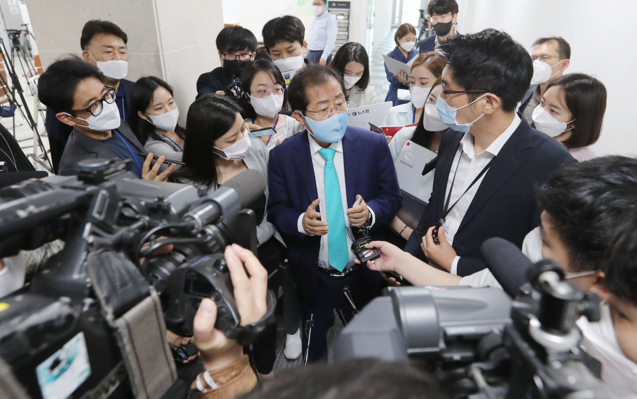 국민의힘 복당이 결정된 홍준표 의원이 24일 국회 소통관에서 기자회견을 마친 뒤 질의응답을 하고 있다. [연합]