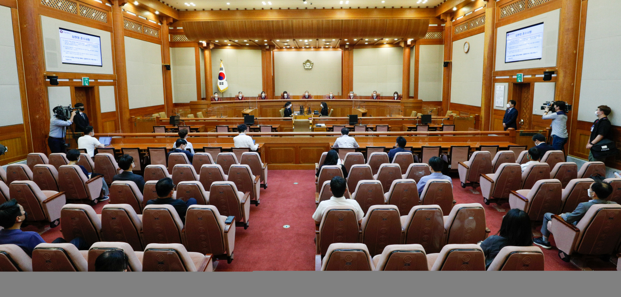 24일 오후 종로구 헌법재판소에서 열린 헌법소원 사건 등 선고를 앞두고 유남석 헌법재판소장과 헌법재판관들이 자리하고 있다. [연합]