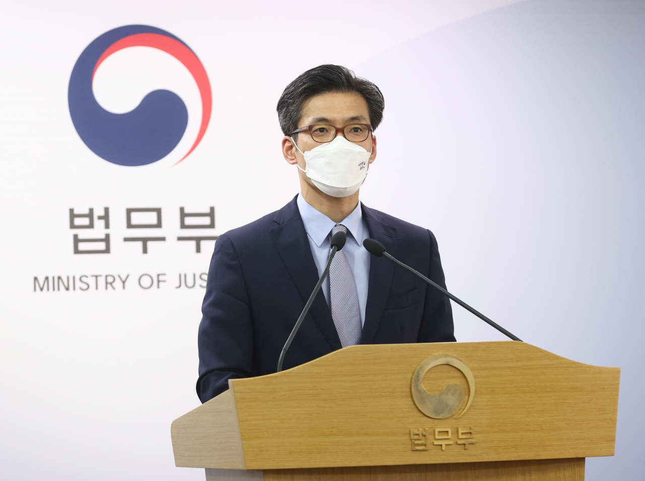 24일 경기도 정부과천청사 법무부에서 박철우 대변인이 ‘검찰청 사무기구에 관한 규정’ 개정 추진 상황에 대한 브리핑을 하고 있다. [연합]
