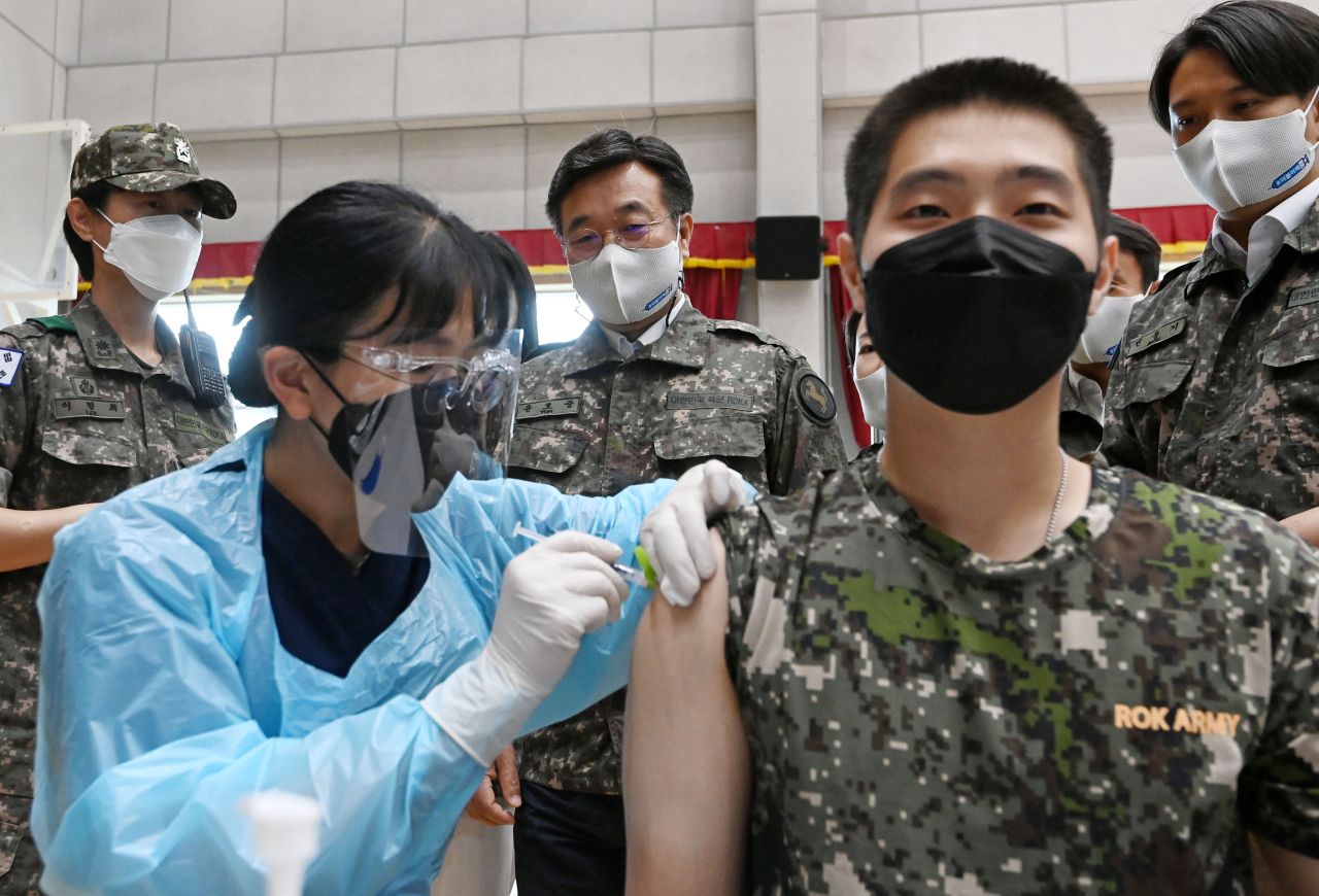 윤호중 더불어민주당 원내대표(가운데)가 24일 경기 고양시 육군 9사단(백마부대)을 찾아 장병 백신 접종 현장을 살펴보고 있다. [연합]