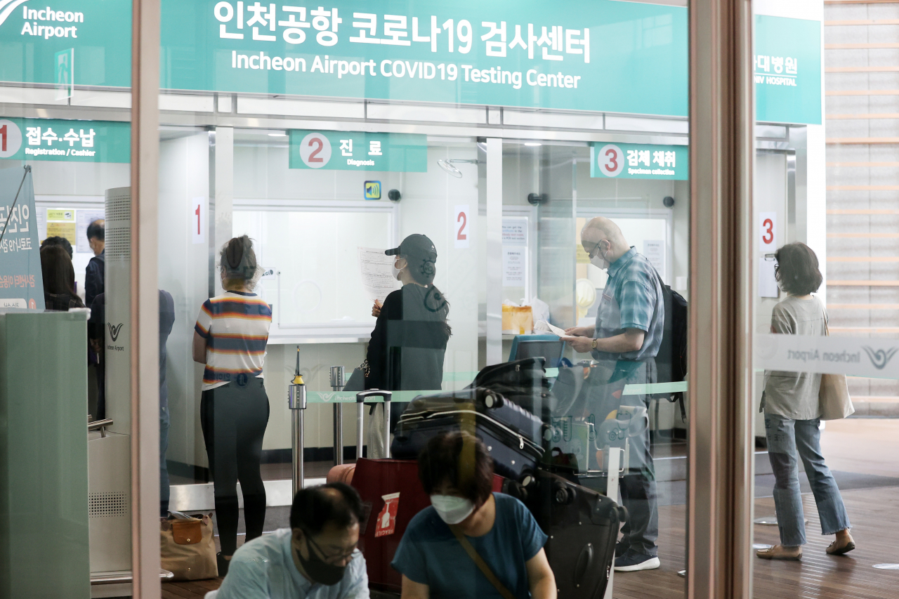 코로나바이러스인 '델타 변이'가 전 세계에서 급속도로 확산하고 있는 가운데 24일 오전 인천국제공항에 마련된 코로나19 검사센터에서 국내외 출국자들이 검사를 받기 위해 줄을 서 있다. [연합]