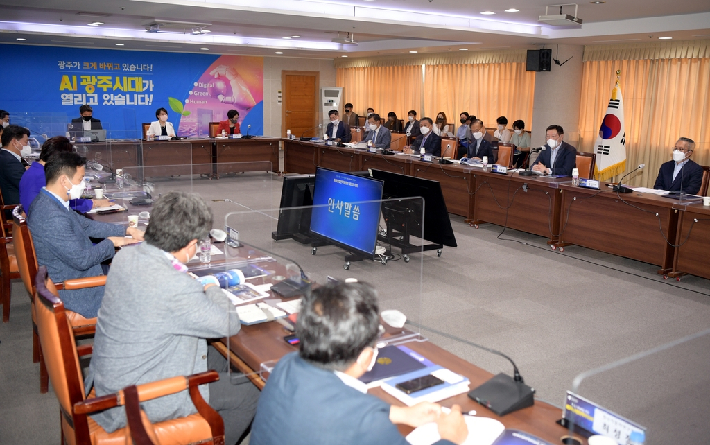 광주시는 24일 시청 중회의실에서 박재영 광주전남연구원장, 김선민 광주테크노파크 원장 등 분야별 전문가가 참석한 가운데 미래산업전략위원회를 개최했다.